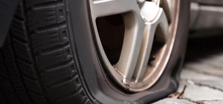 Que faire en cas de pneu crevé et sans roue de secours ?
